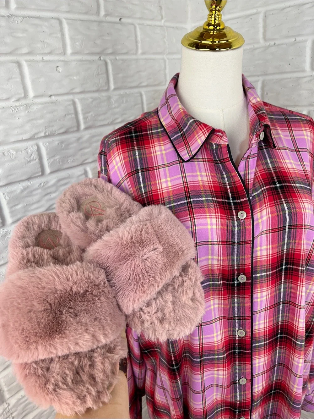VICTORIA’S SECRET BUNDLE PLAID LONG SLEEP SHIRT SZ XL AND FUZZY SLIPPERS SZ MD